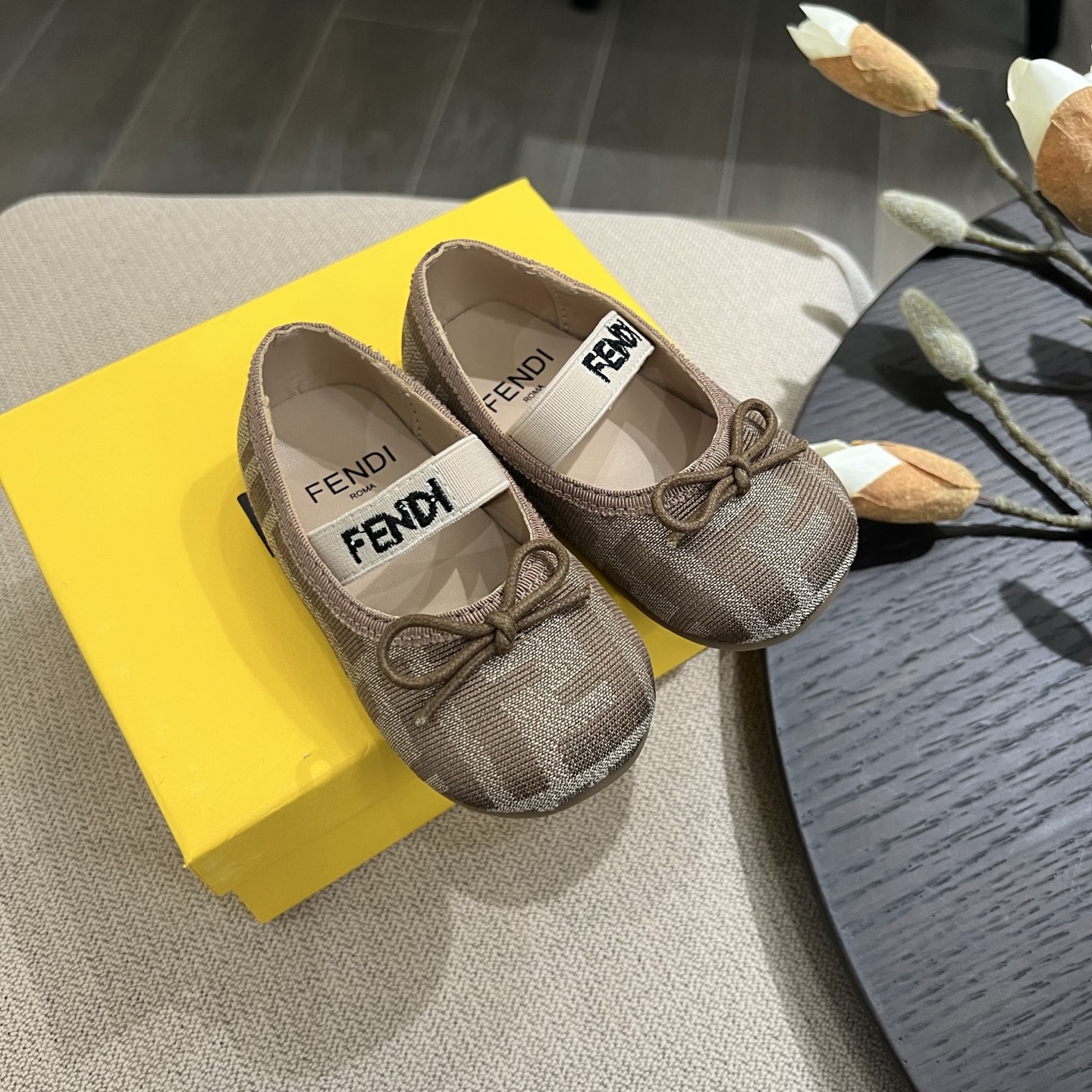Children's shoes child